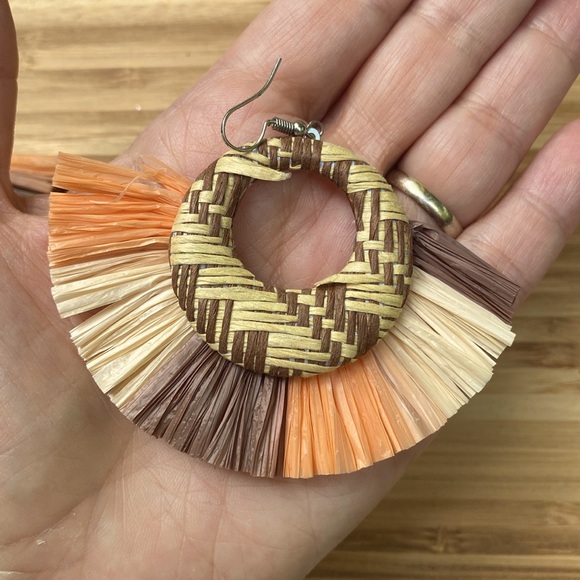 Fun beachy large 'straw' earrings - Picture 5 of 9